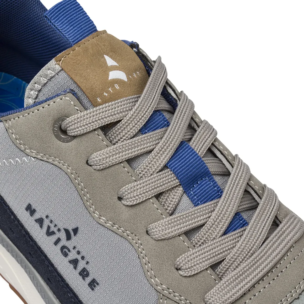 Sneakers da uomo grigie con dettagli blu e beige Navigare