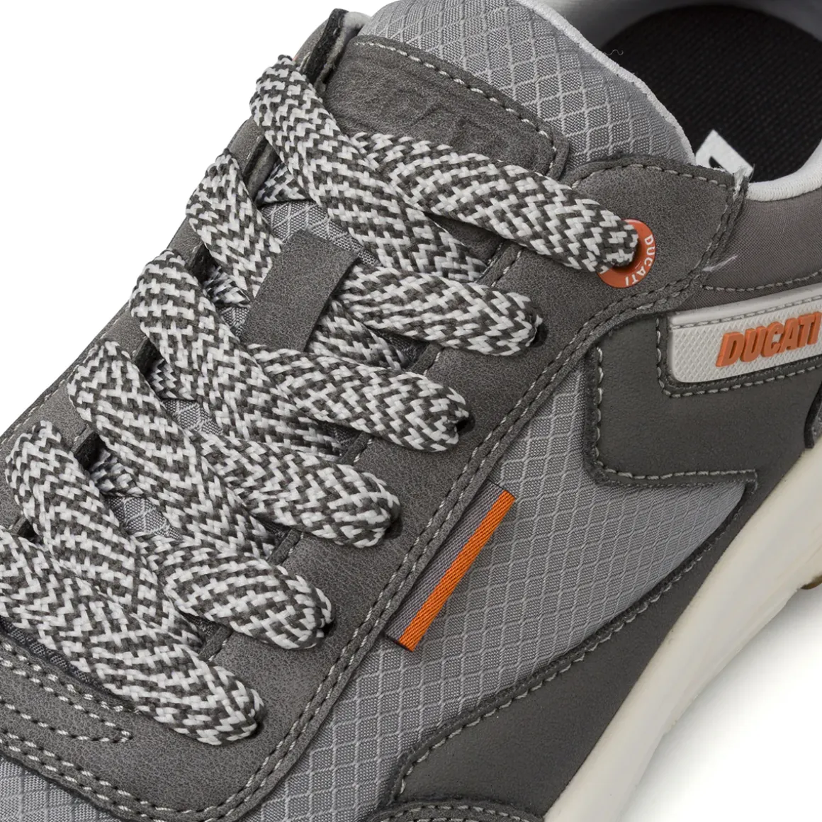 Sneakers da uomo grigie con dettagli arancioni Ducati