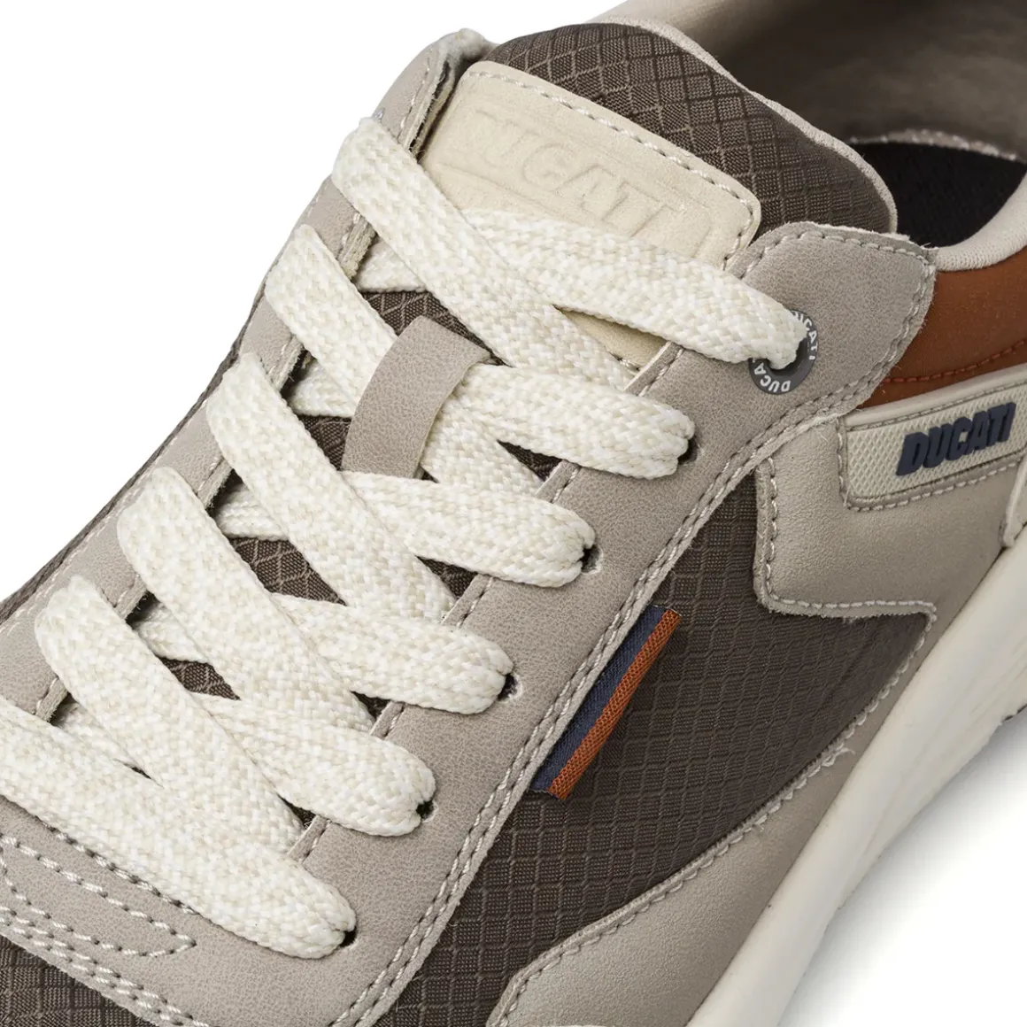 Sneakers da uomo grigie con inserti marroni stile retrò Ducati