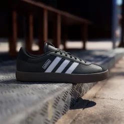 Sneakers da uomo nere in pelle scamosciata con logo adidas VL Court 3.0