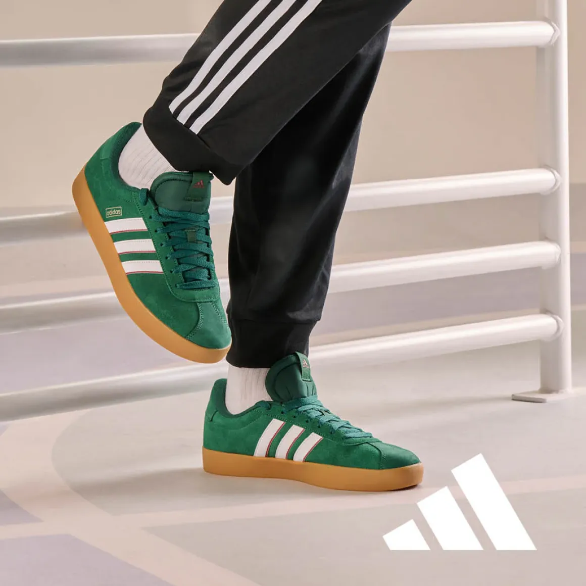 Sneakers da uomo verde scuro in pelle con logo adidas VL Court 3.0