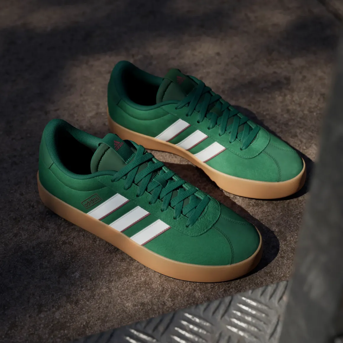 Sneakers da uomo verde scuro in pelle con logo adidas VL Court 3.0
