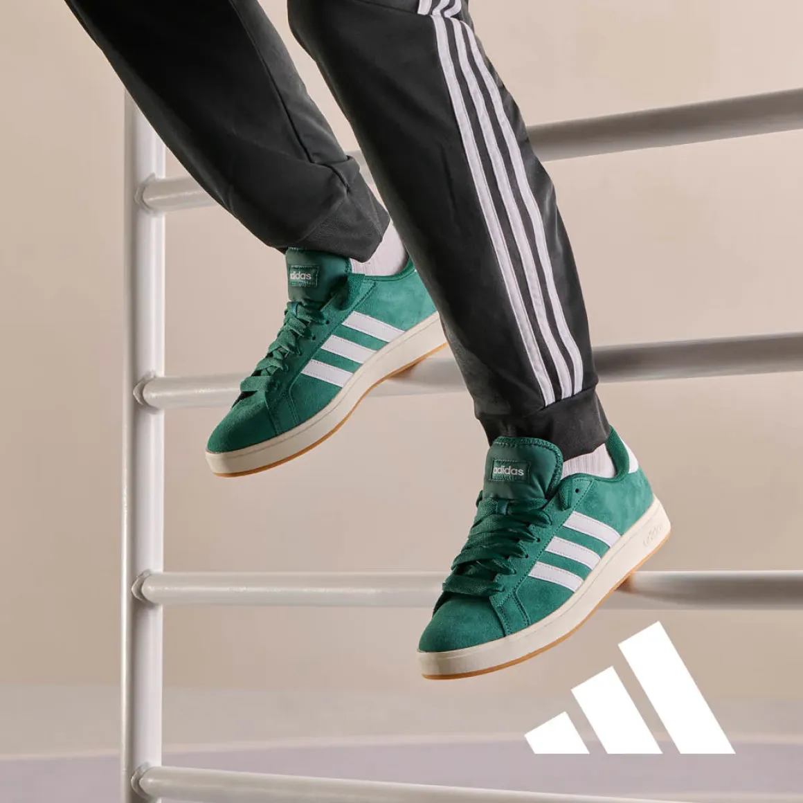 Sneakers da uomo verdi in pelle con logo adidas Grand Court Base 00s