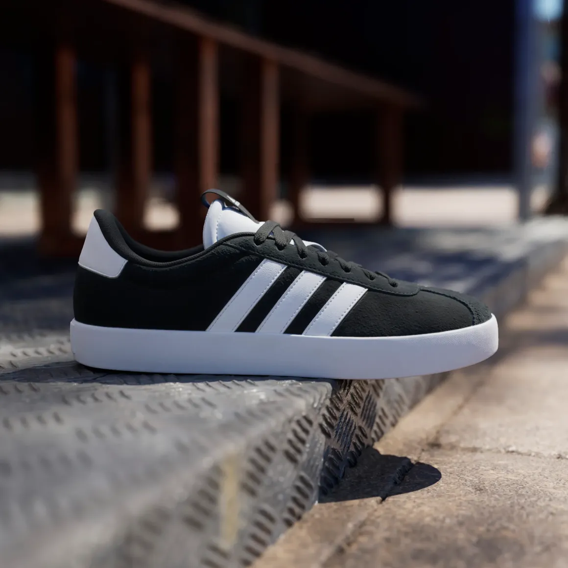 Sneakers nere da uomo con dettagli bianchi adidas VL Court 3.0