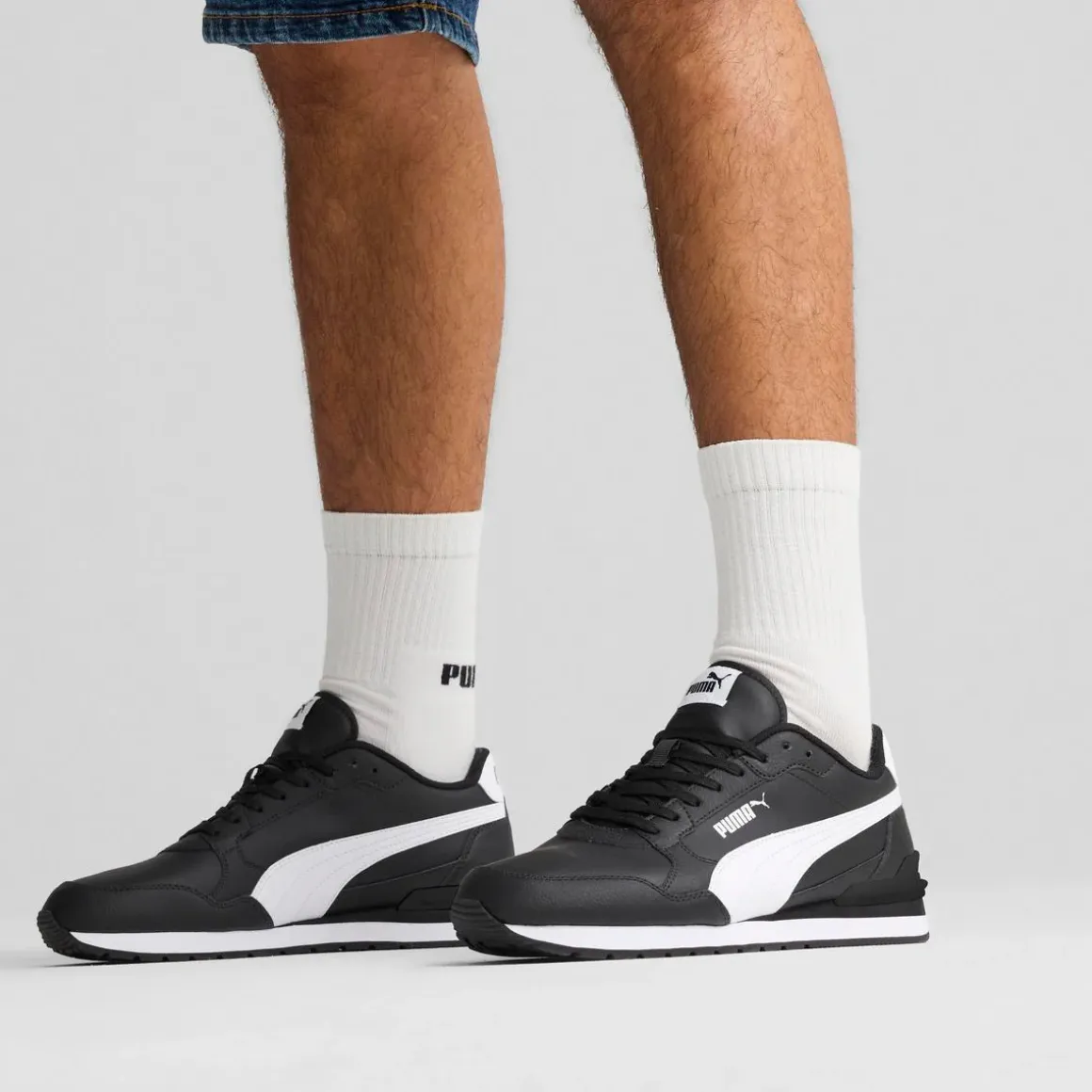 Sneakers retro da Uomo nere con inserti bianchi Puma Runner v4