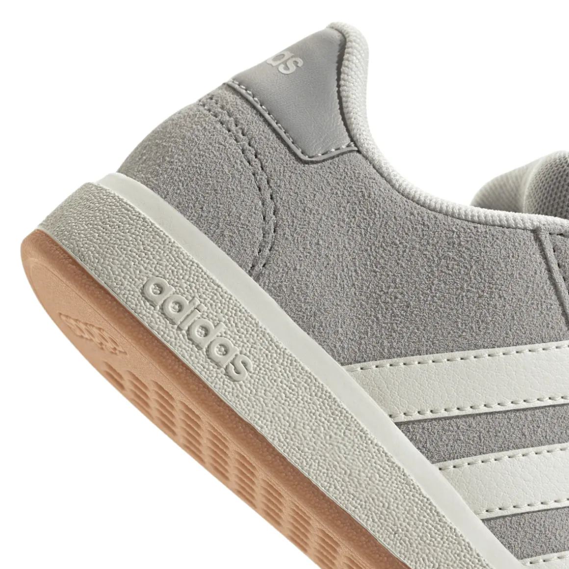 Sneakers unisex grigie effetto scamosciato adidas Grand Court 00s