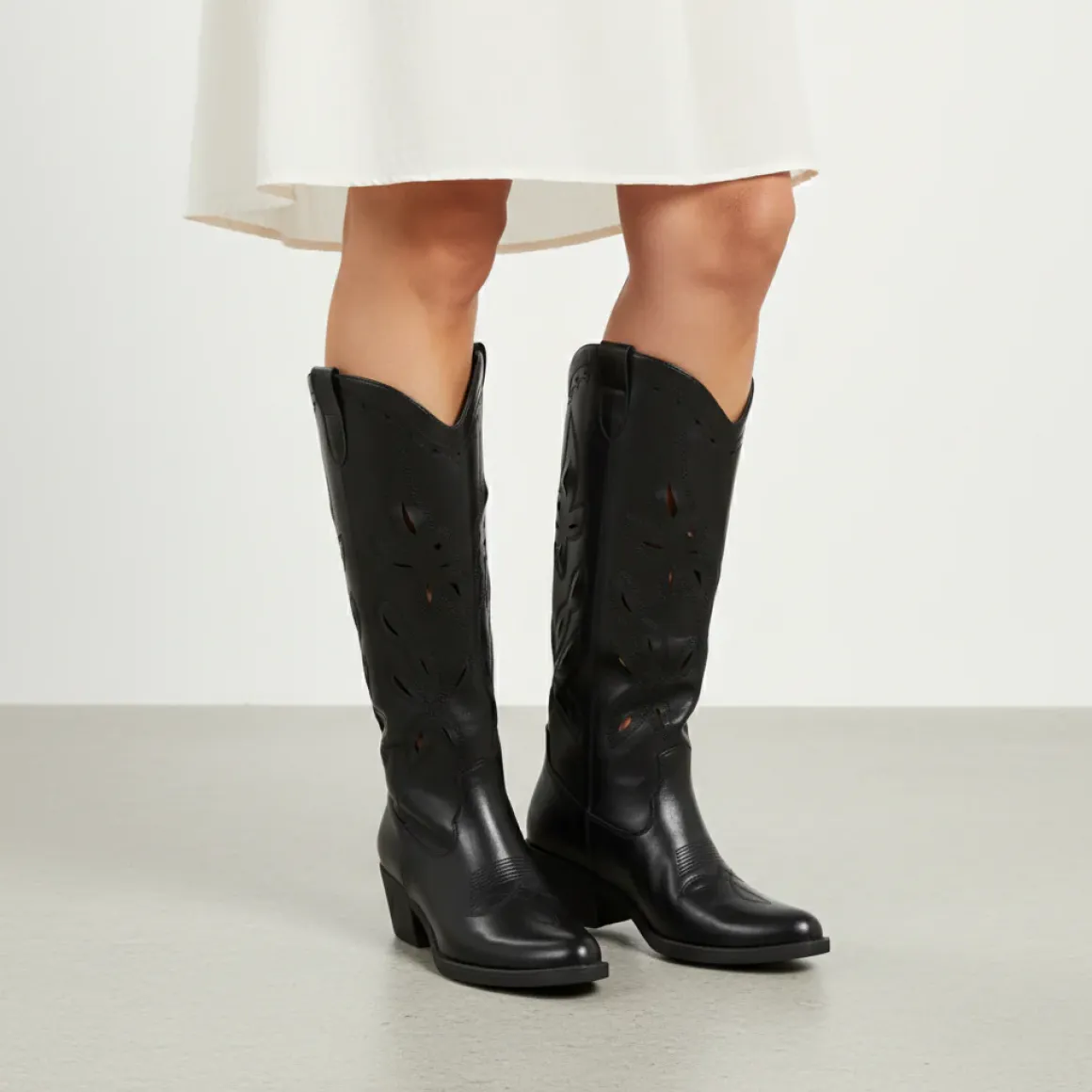 Stivali donna neri stile western con traforature sul gambale Lora Ferres