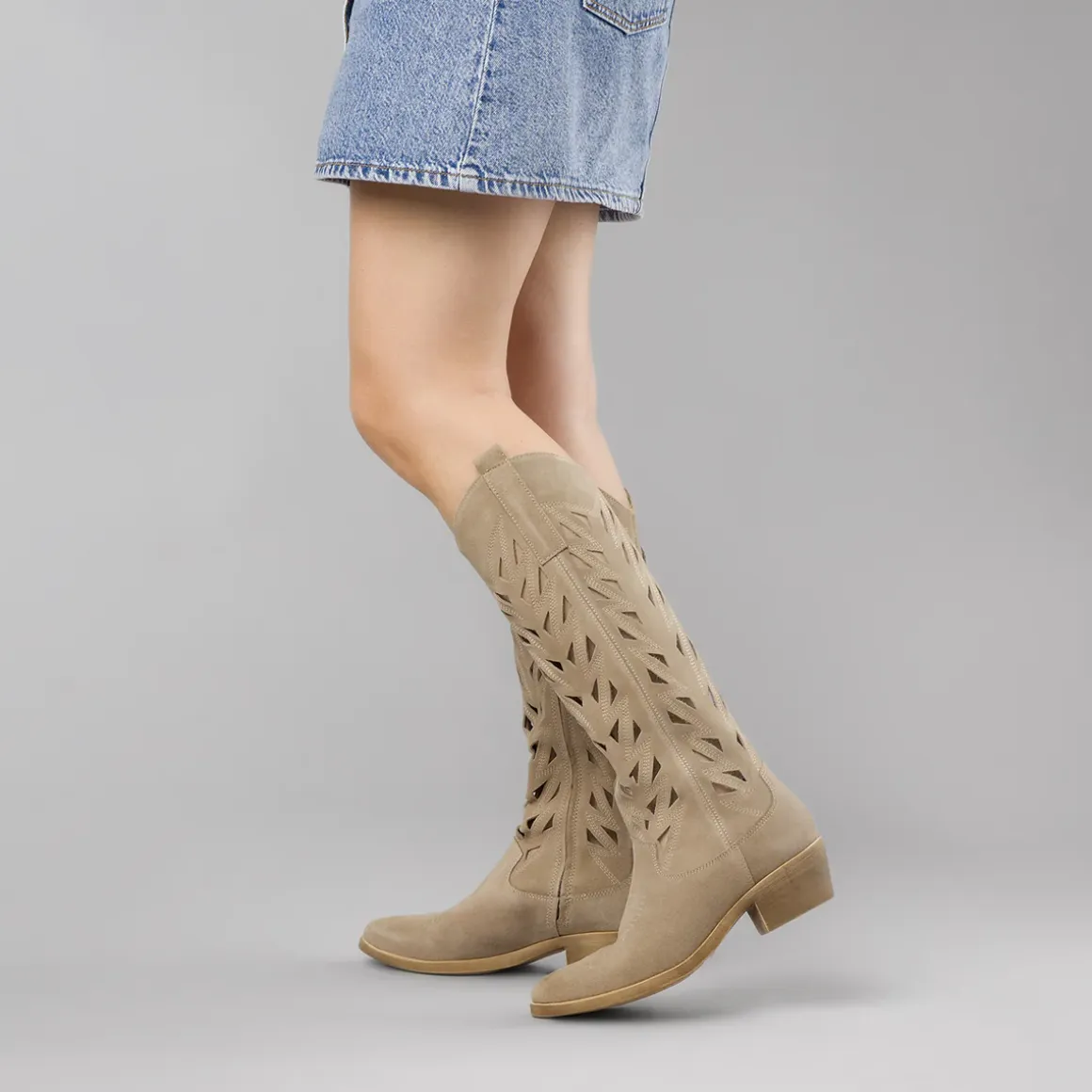 Stivali texani da Donna beige in pelle effetto scamosciato Primopiano
