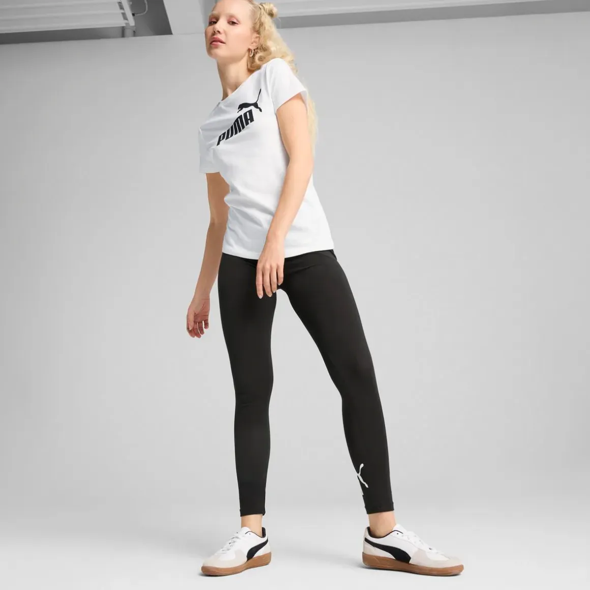 T-shirt da donna bianca con logo nero a contrasto sul petto Puma