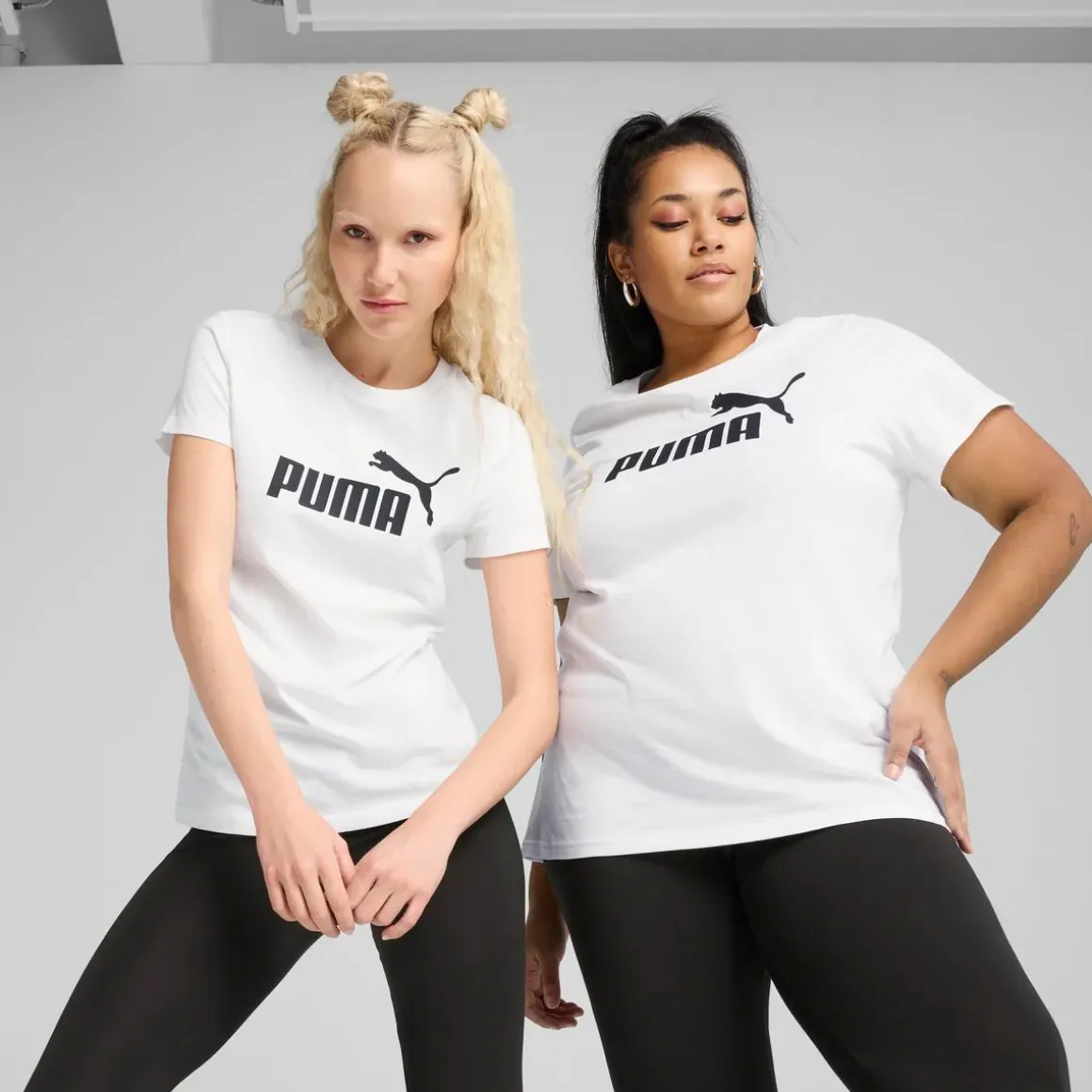 T-shirt da donna bianca con logo nero a contrasto sul petto Puma