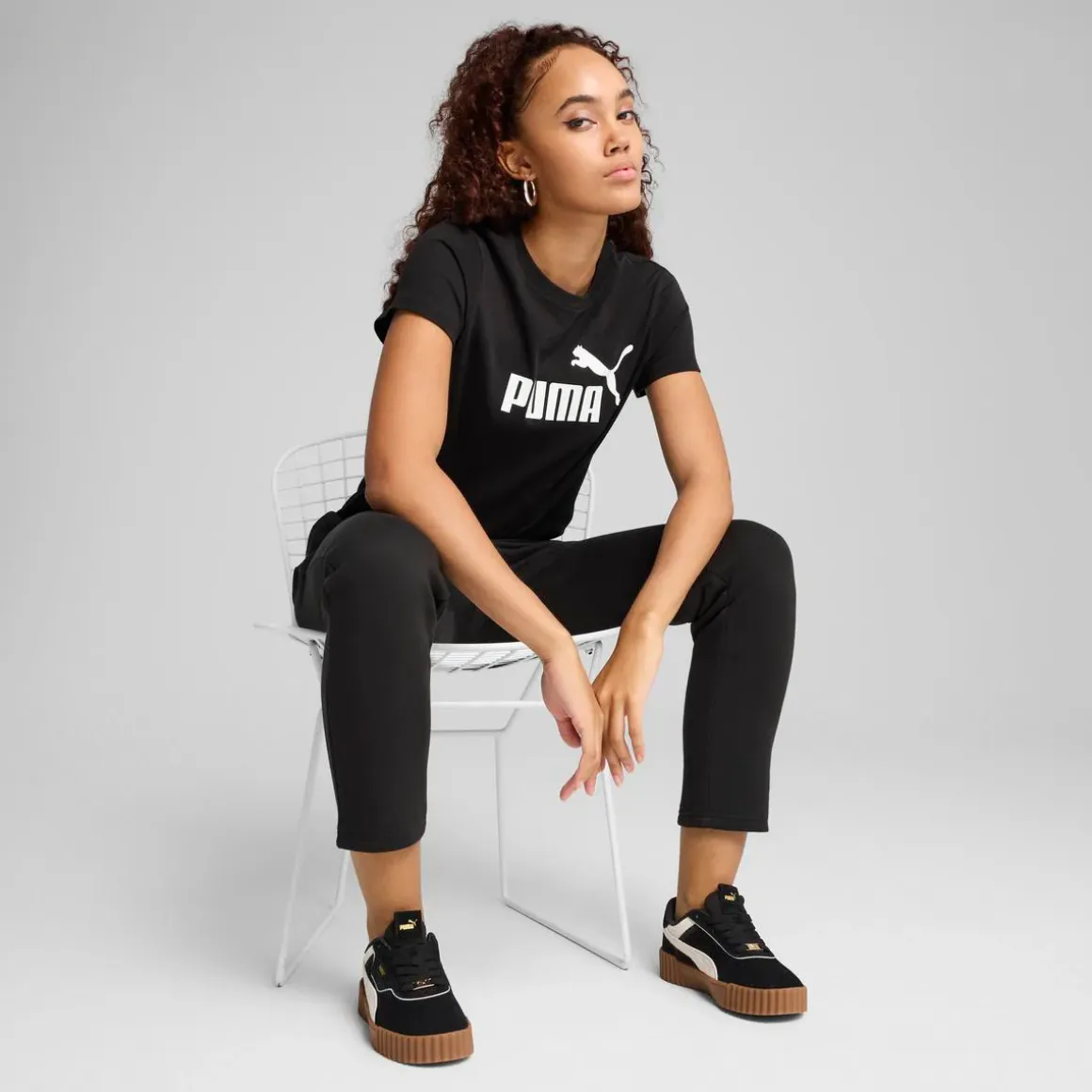 T-shirt da donna nera con logo bianco a contrasto sul petto Puma