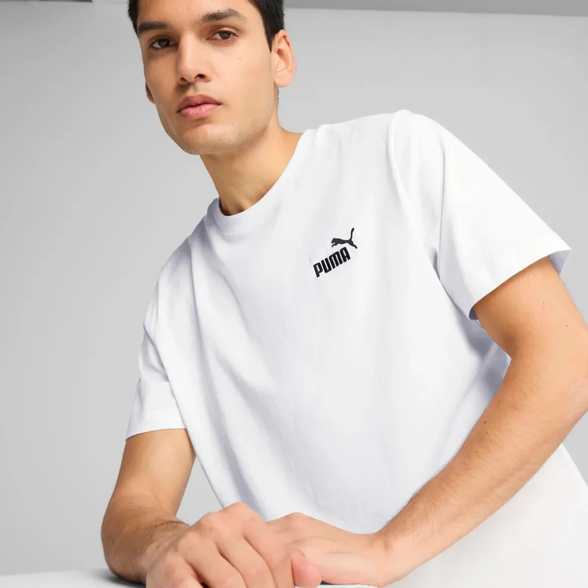 T-shirt sportiva e casual da uomo bianca Puma con logo nero sul petto