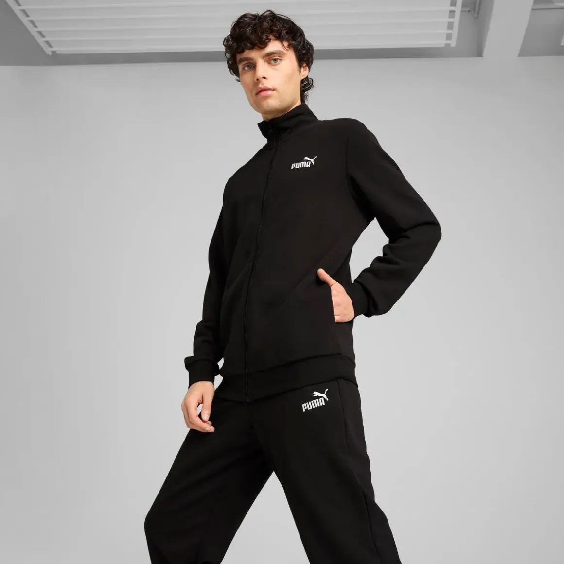 Tuta completo coordinato da uomo nero con logo e zip intera Puma
