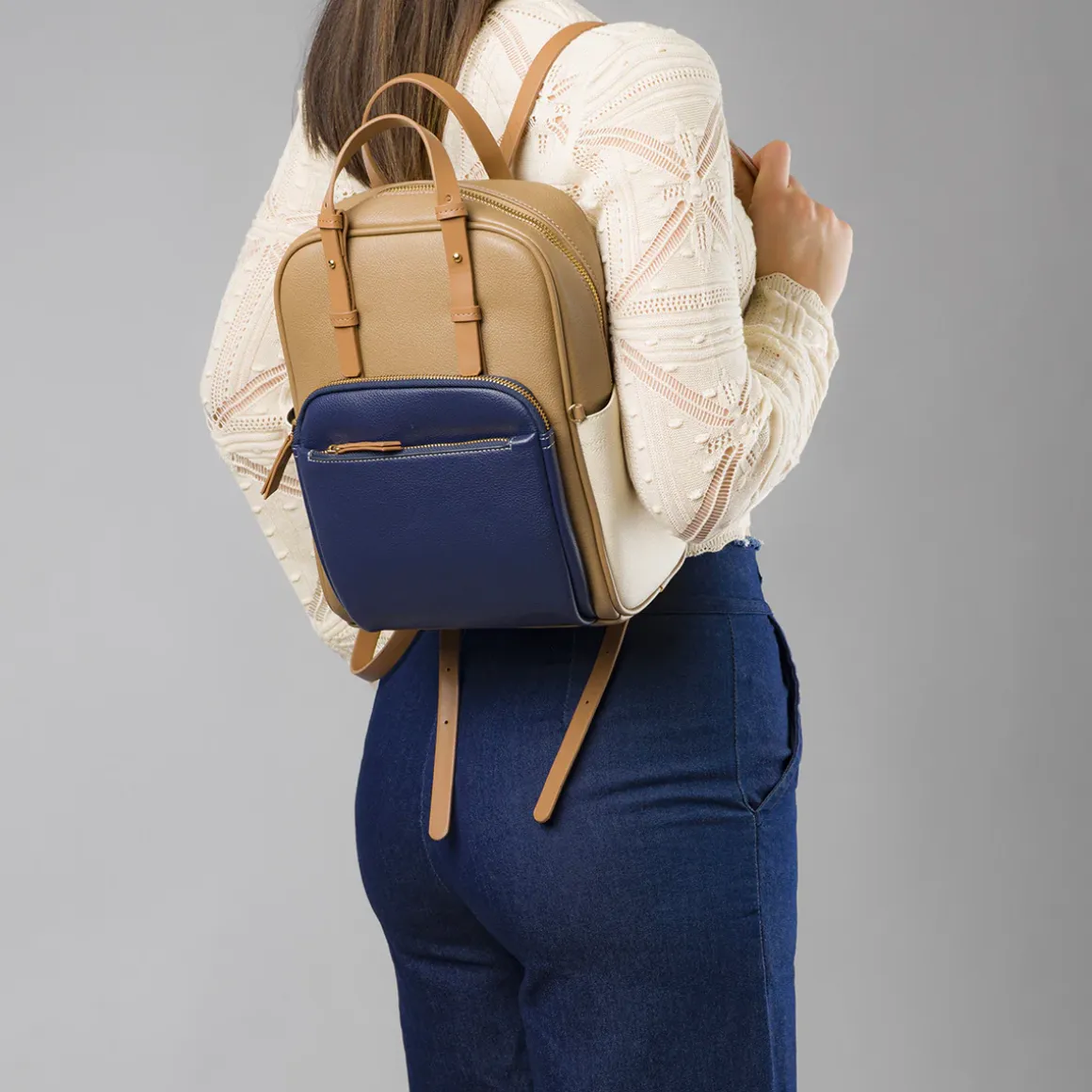 Zaino da donna taupe con tasca blu navy Lora Ferres