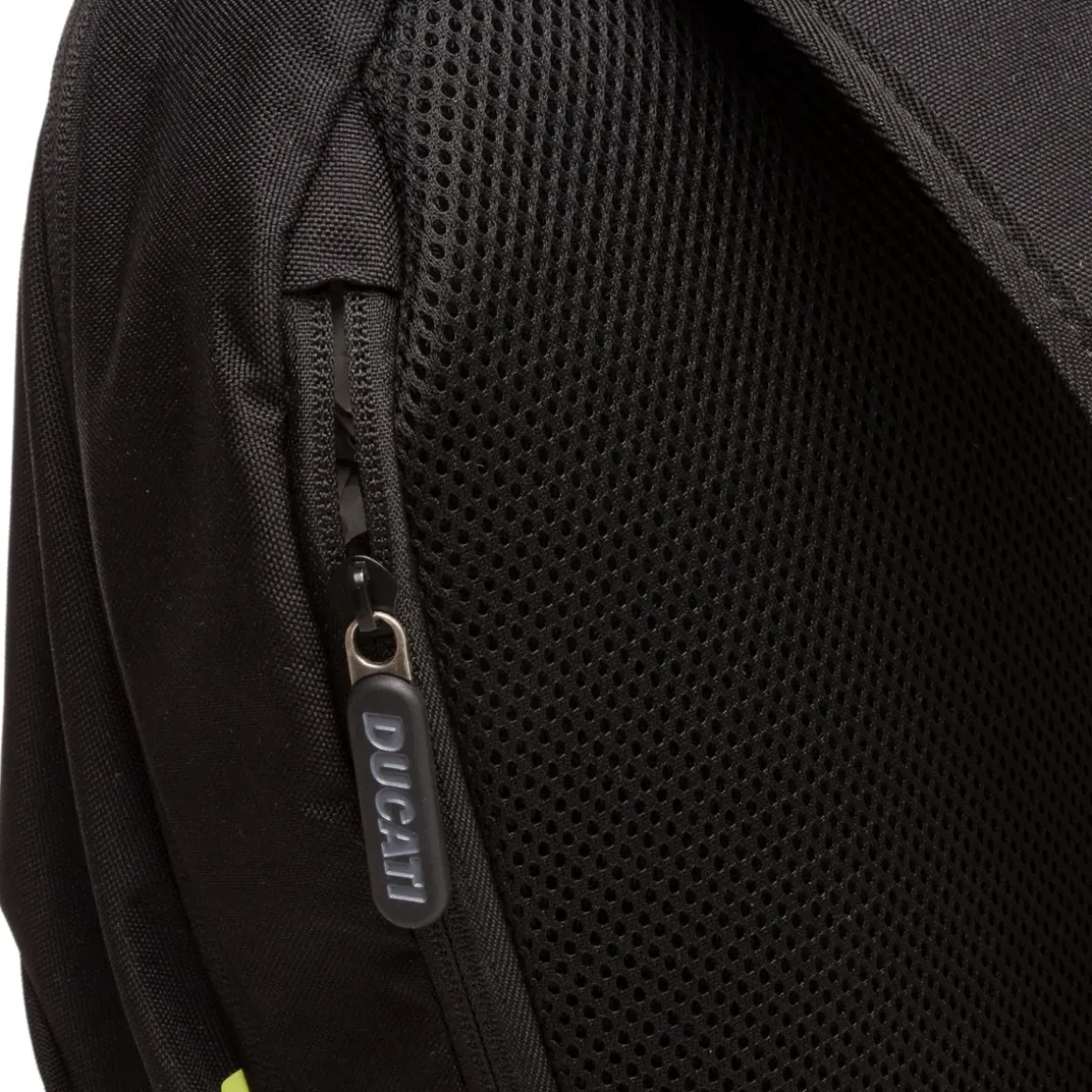Zaino sportivo nero con dettagli giallo fluo e logo Ducati Corse