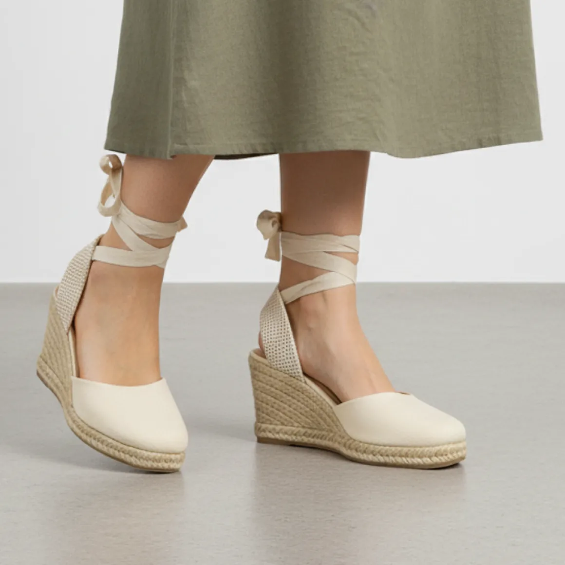 Zeppe in tela beige da Donna con lacci stile espadrillas Lora Ferres